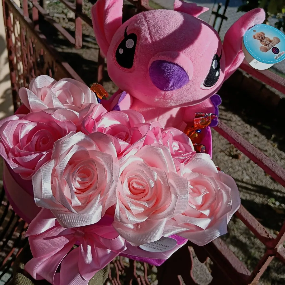 Caja corazón con 7 rosas eternas y peluche - Imagen principal