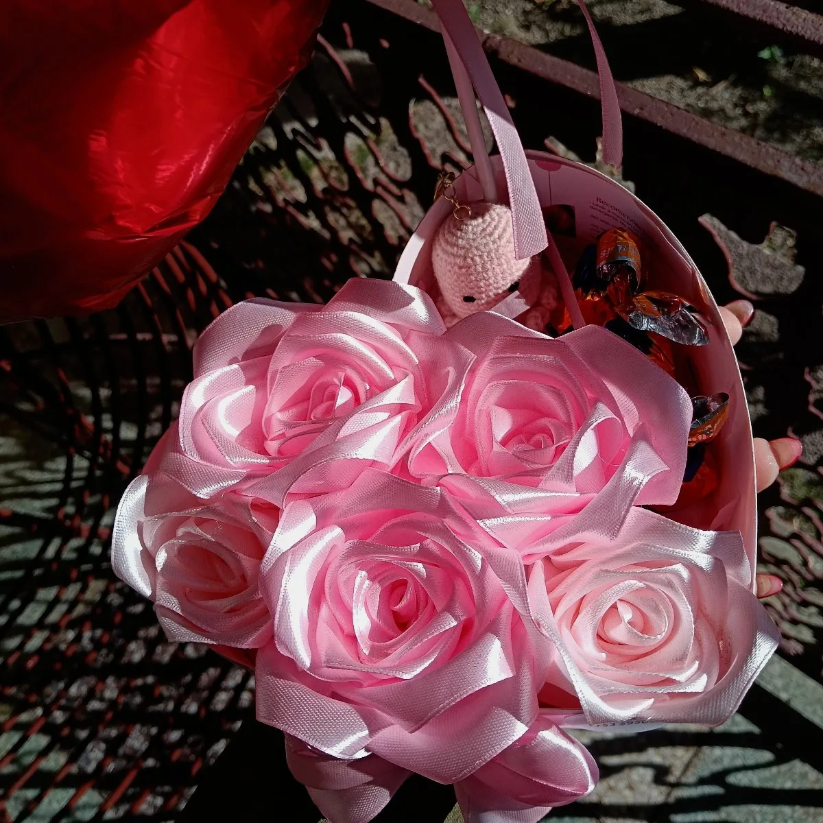 Caja corazón con 3 rosas eternas y llavero tejido - Imagen principal