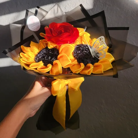 Ramo de 3 girasoles y 1 rosa