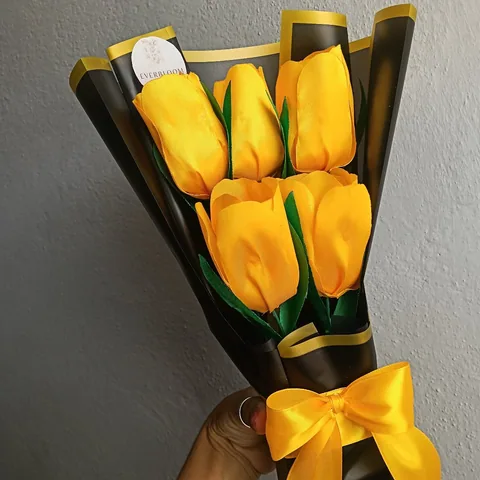 Ramo de 5 tulipanes eternos