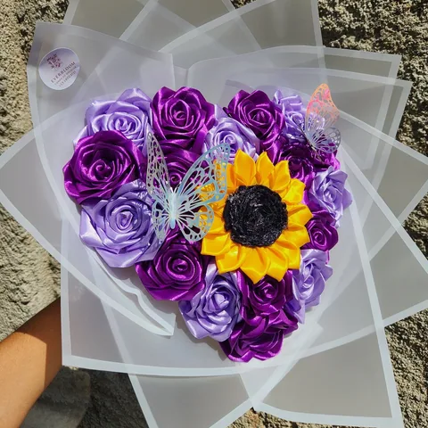Ramo corazón de 17 rosas eternas y 1 girasol eterno