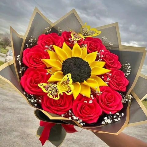 Ramo de 10 rosas y 1 girasol