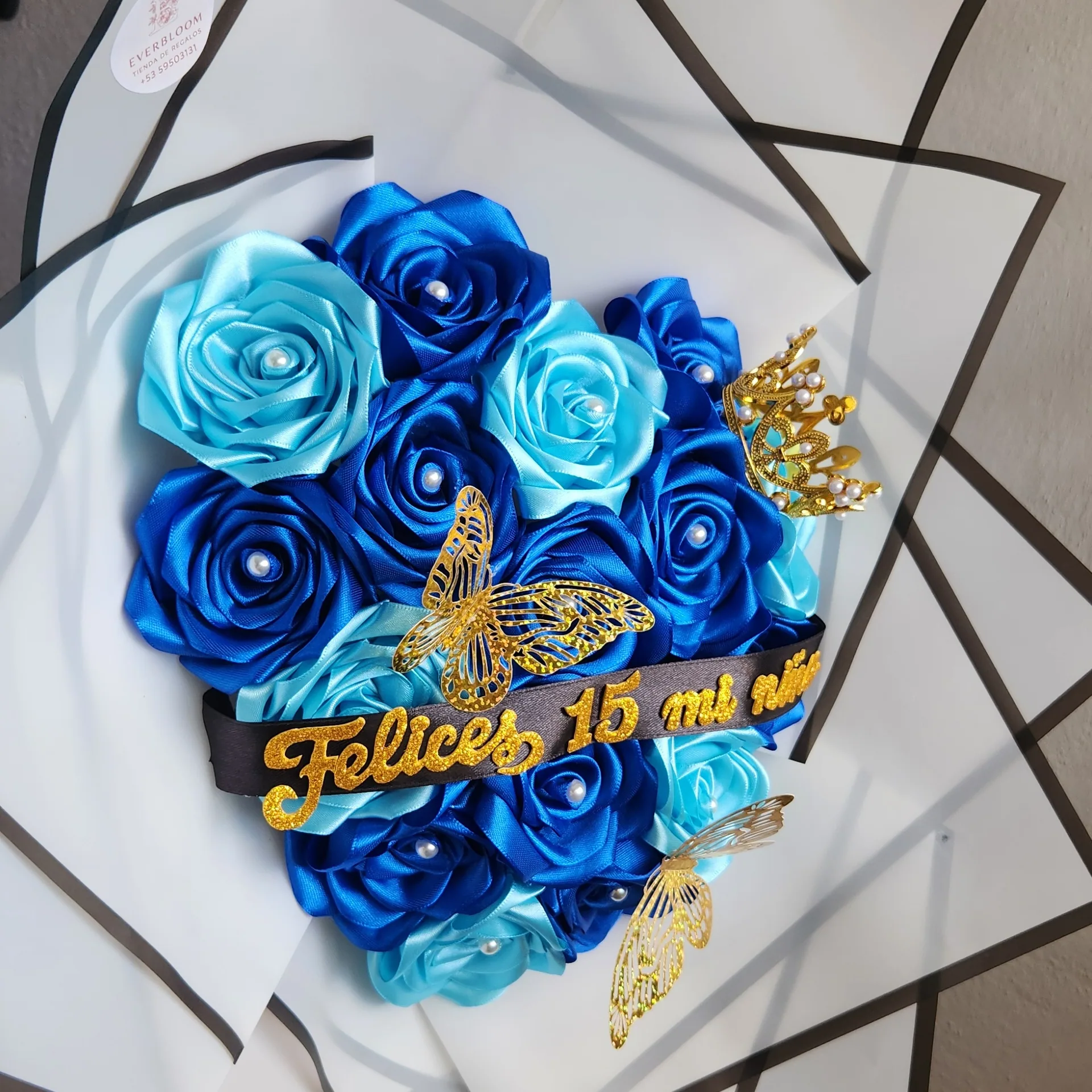 Ramo en forma de corazon de 16 rosas eternas