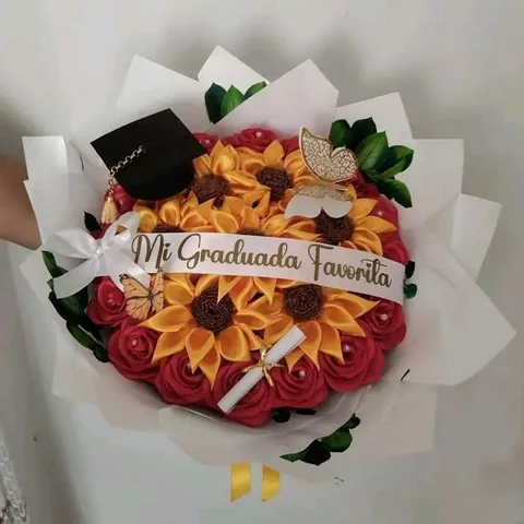 Ramo de 16 rosas y 7 girasoles eternos