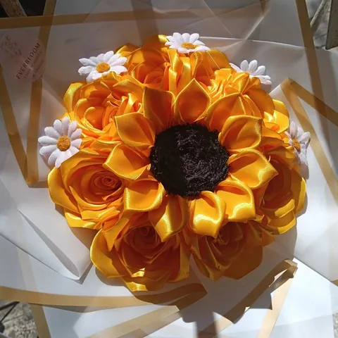 Ramo de 8 rosas eternas y 1 girasol eterno