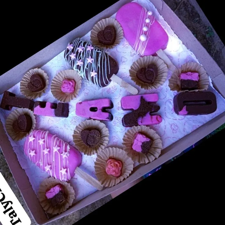 Letras,paletas y bombones de chocolate - Imagen principal
