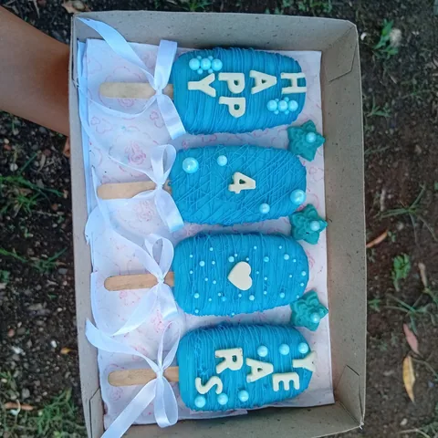 Paletas de chocolate blanco con tono azul. Para aniversario de boda