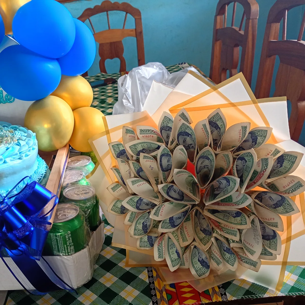 Combo de ramo de dinero , caja de cerveza y cesta con dulce  - Imagen principal