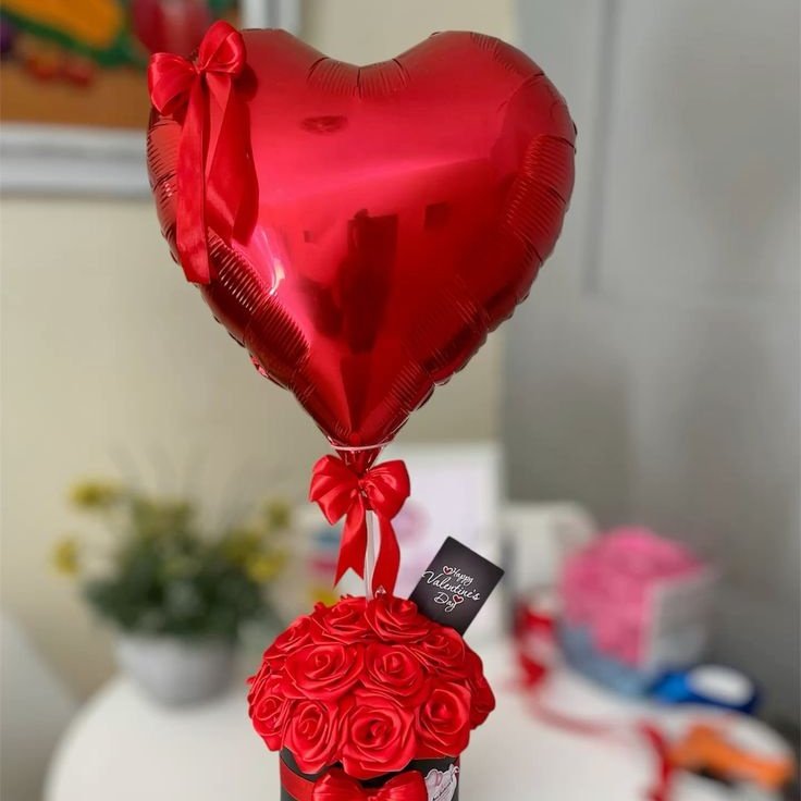 Bouquet de 15 rosas eternas con globo - Imagen principal