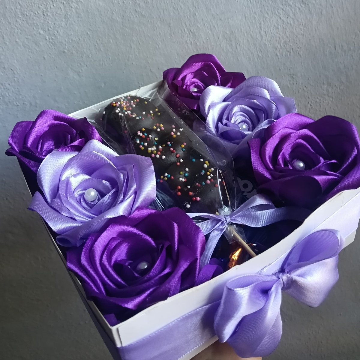 Cajita con 6 rosas y chucherías - Imagen principal