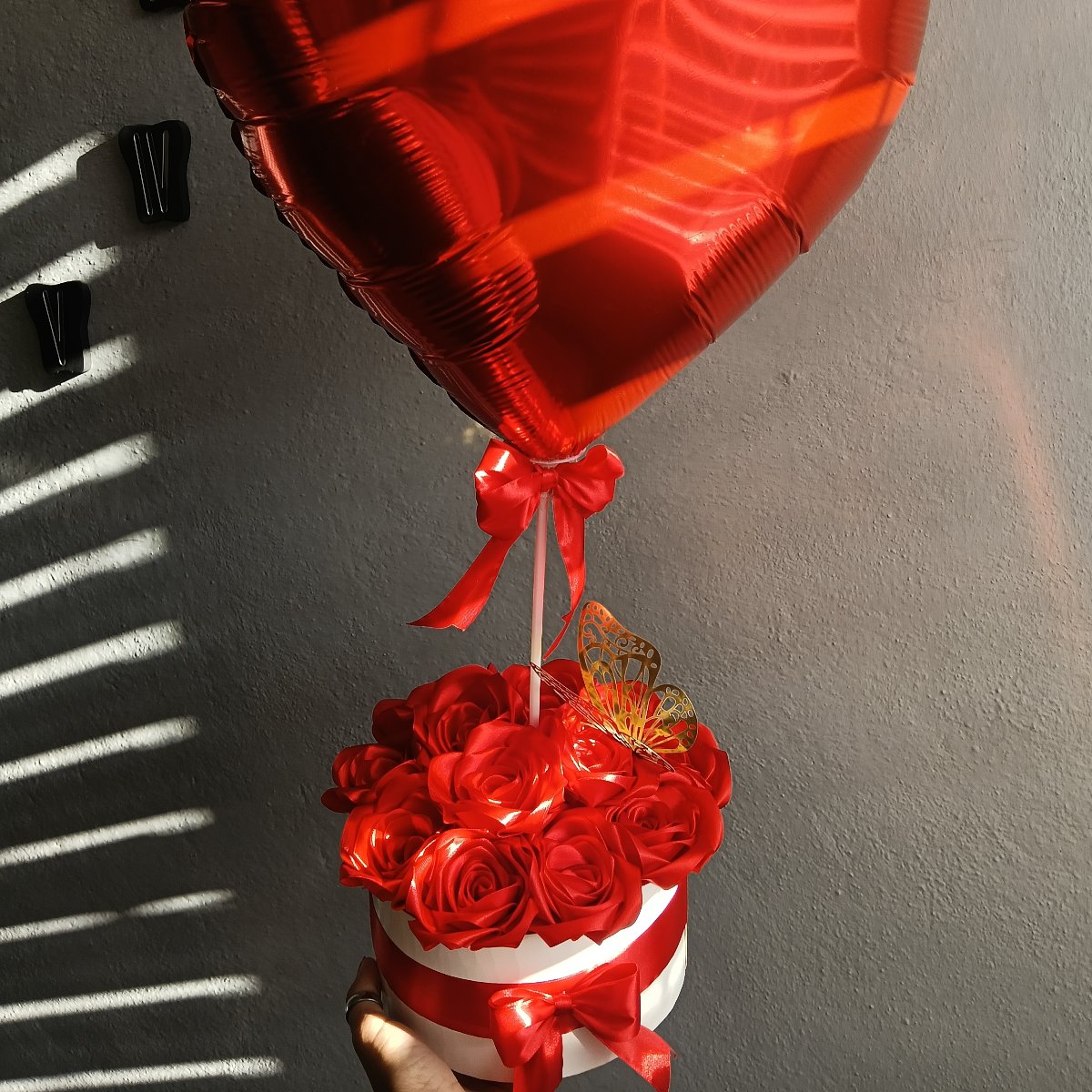 Bouquet de 15 rosas eternas con globo - Imagen principal
